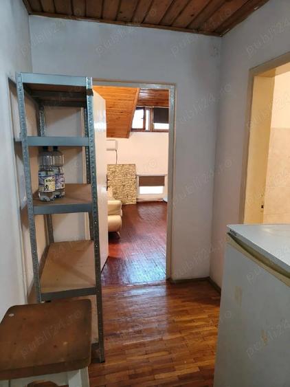 Garsonieră decomandată în Micul Dallas