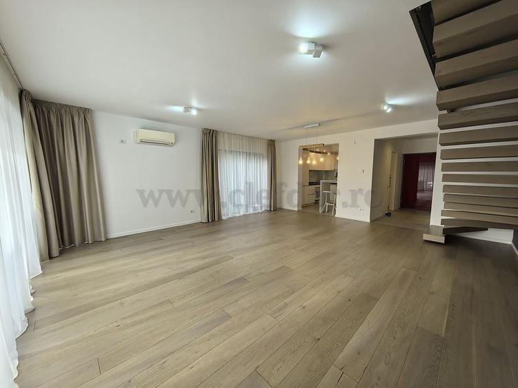 Casă individuală cu 4 camere cu Piscina în Tunari