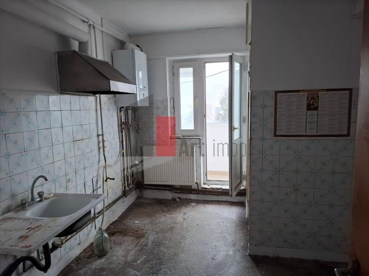 Apartament cu 4 camere decomandat în Central