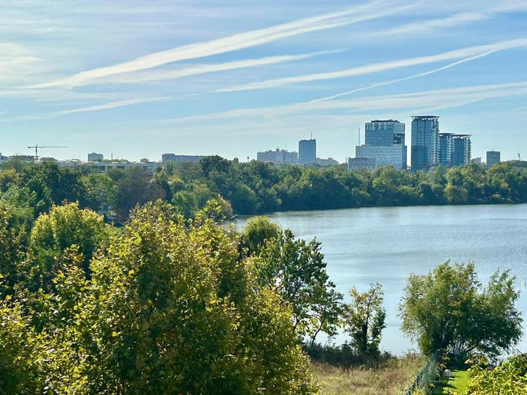 Penthouse cu 3 camere semidecomandat în Herăstrău