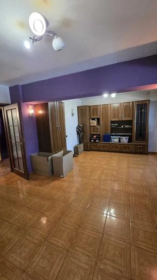 Apartament cu 4 camere decomandat în Vitan