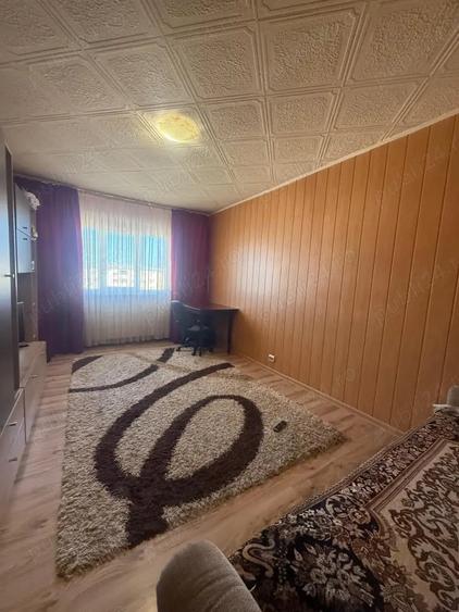 Apartament cu 3 camere decomandat în Costești