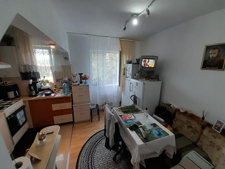 Apartament cu 2 camere semidecomandat, mobilat în Decebal