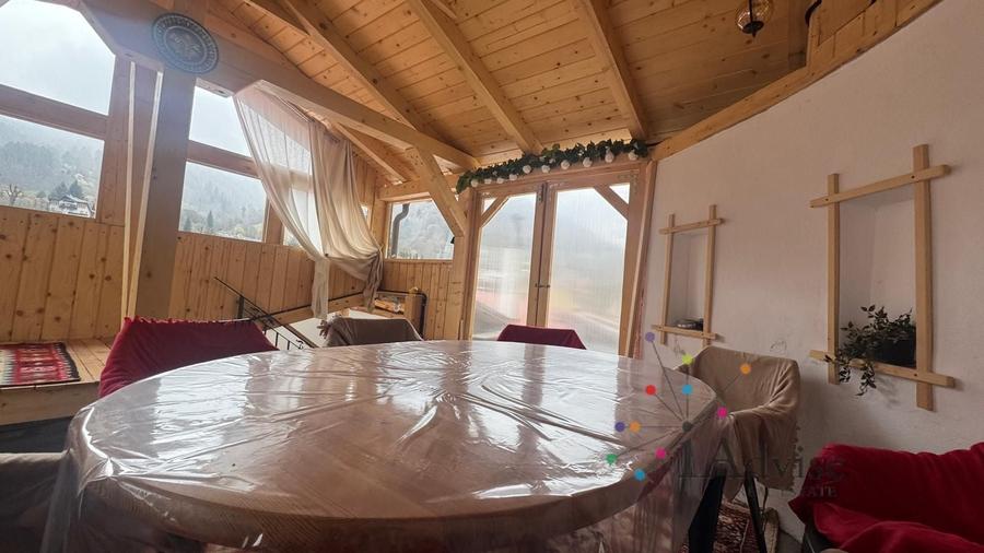 Apartament cu 4 camere semidecomandat în Schei