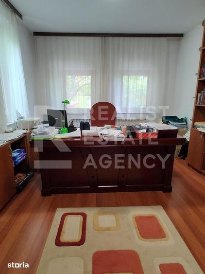 Casă cu 9 camere cu Teren 2000 Mp în Central