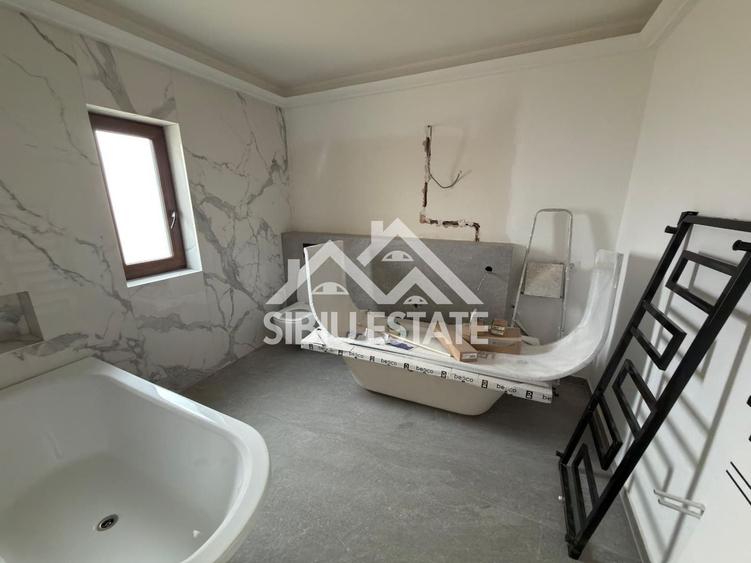 Duplex cu 4 camere cu Canalizare în Șura Mare