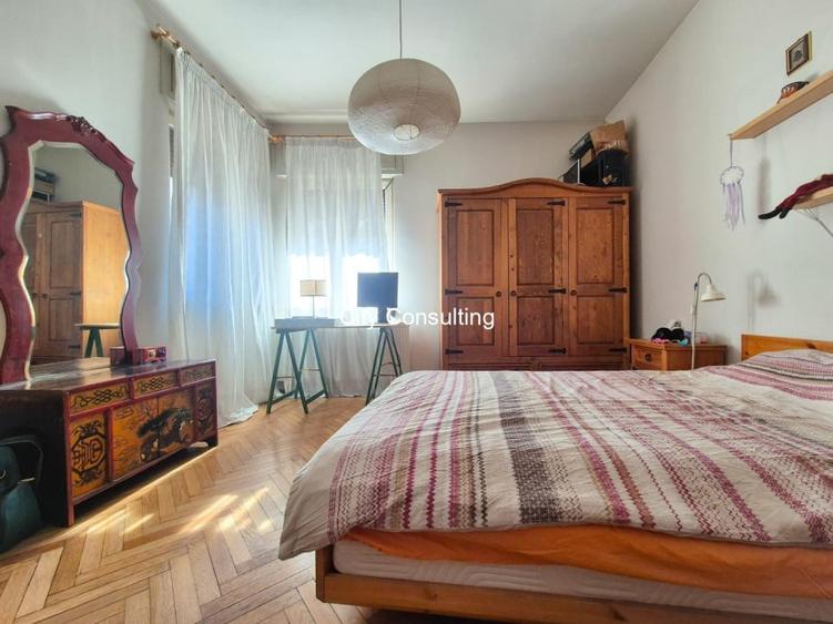 Casă individuală cu 8 camere cu Canalizare în Ultracentral