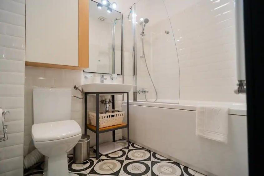 Apartament cu 3 camere decomandat, mobilat în Universitate