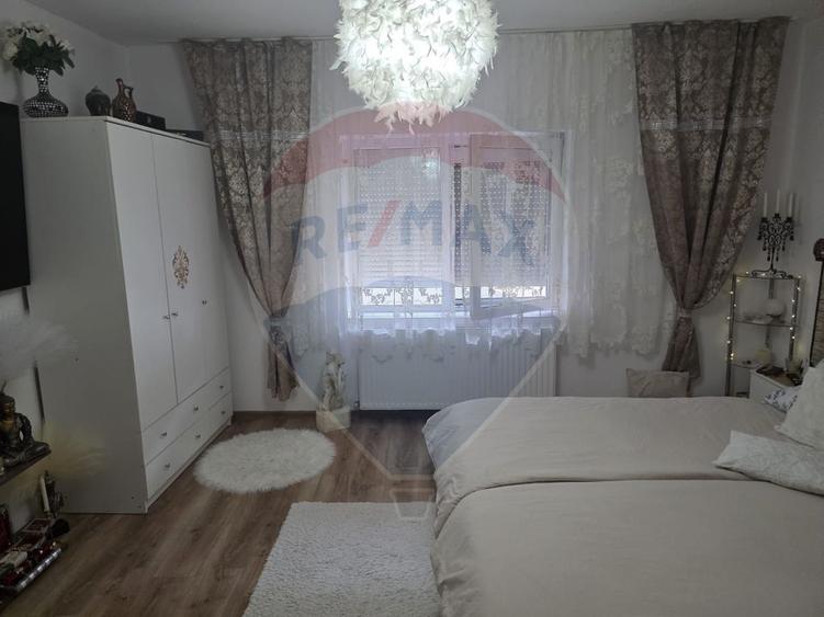 Casă cu 8 camere cu Teren 527 Mp în Berzasca