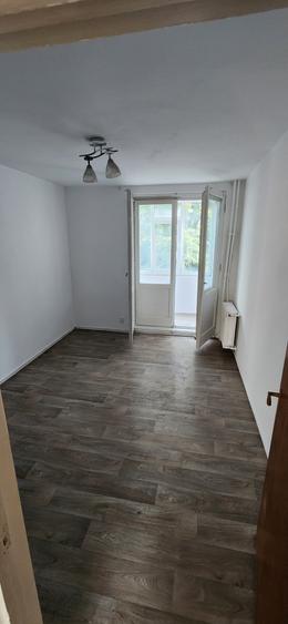 Apartament cu 3 camere semidecomandat în P-ța Gorjului