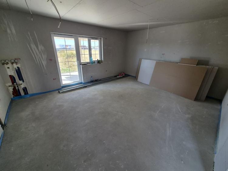 Duplex cu 4 camere cu Canalizare în Moșnița Nouă
