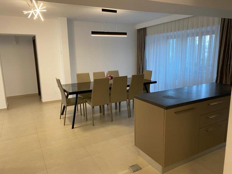Apartament cu 4 camere decomandat în Unirii