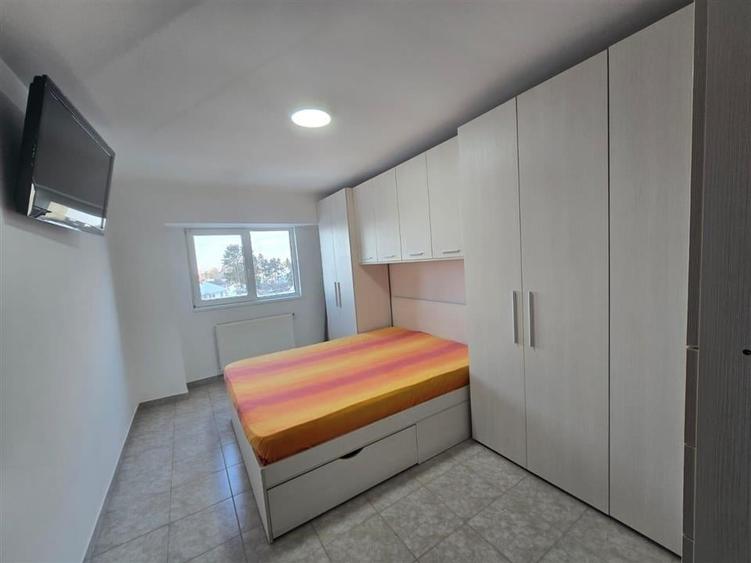 Apartament cu 3 camere decomandat, mobilat în Exterior Est