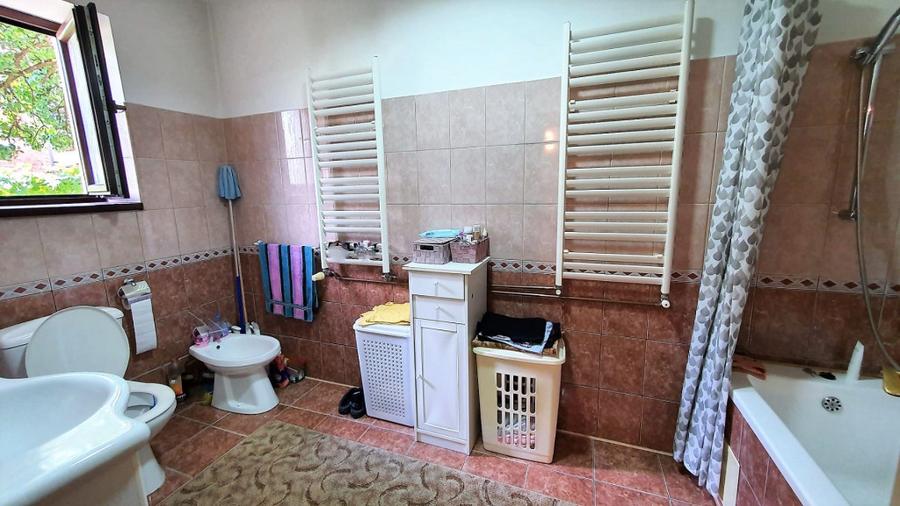 Casă cu 8 camere cu Teren 430 Mp în Calea Poplăcii