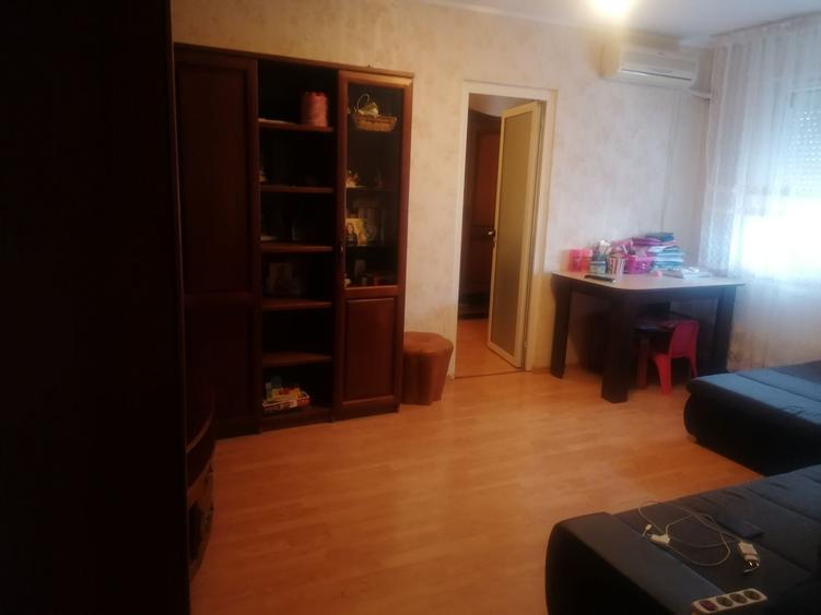 Apartament cu 3 camere semidecomandat în Vest