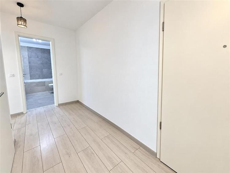 Apartament cu 3 camere decomandat în Tractorul