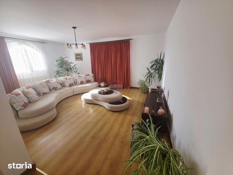 Casă cu 5 camere cu Teren 1779 Mp în Dumbrava