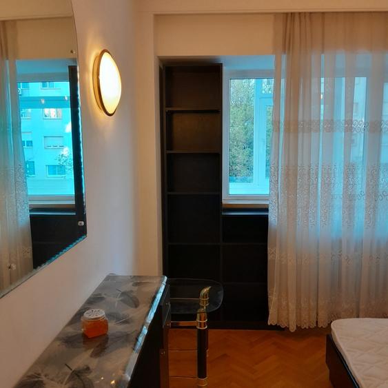Apartament cu 3 camere semidecomandat în Banu Manta