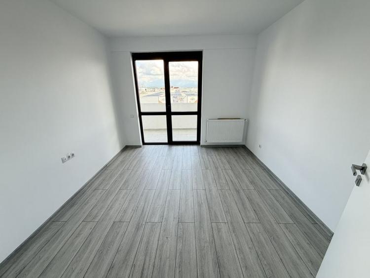 Apartament cu 3 camere semidecomandat în Est