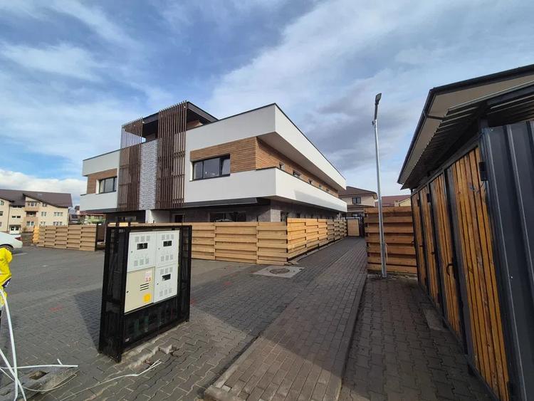 Duplex cu 4 camere cu Canalizare în Florești