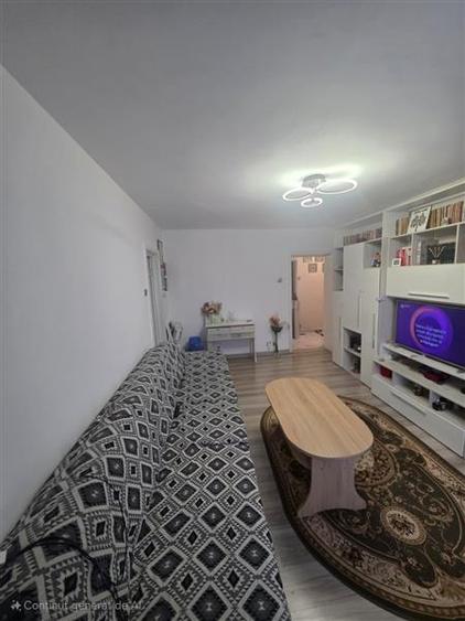 Apartament cu 3 camere semidecomandat în Podu Roș