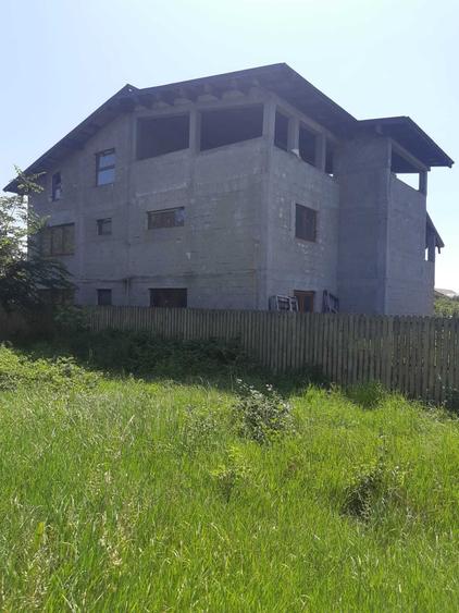 Casă cu 4 camere în Bradu