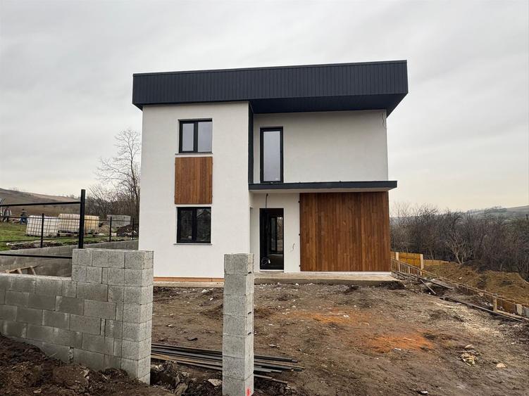 Casă cu 5 camere cu Teren 468 Mp în Popricani