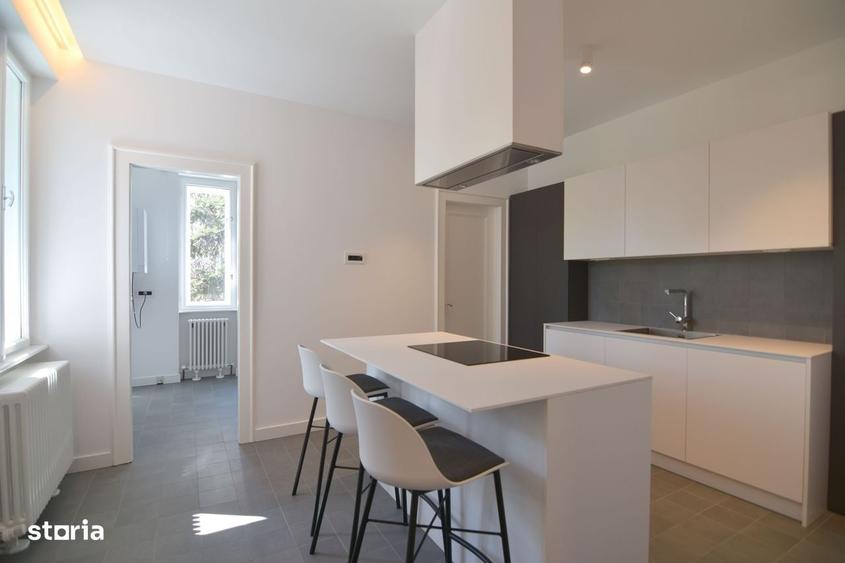 Apartament cu 3 camere decomandat în Neptun