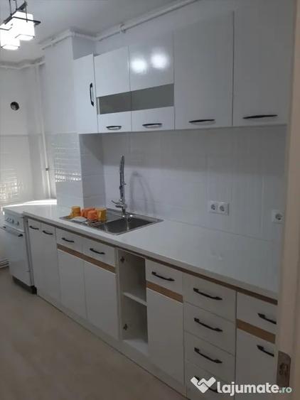 Apartament cu 4 camere decomandat în Vitrometan