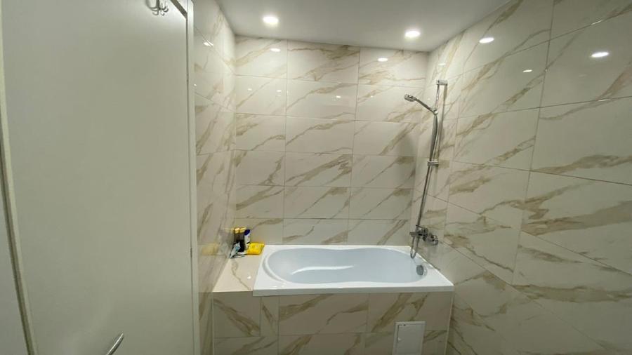 Apartament cu 3 camere semidecomandat, mobilat în Central