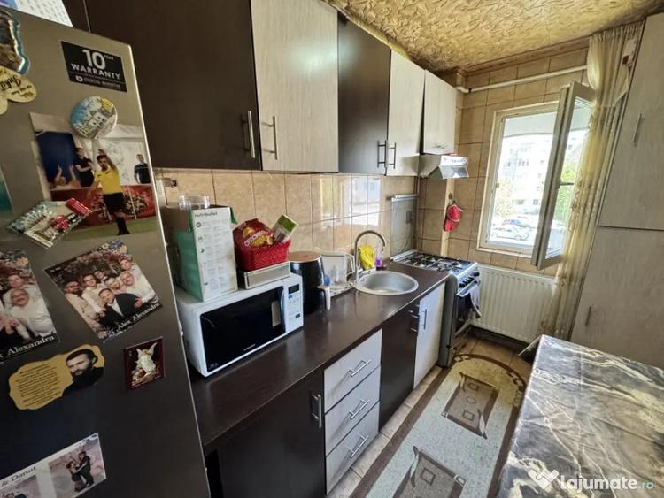 Apartament cu 3 camere semidecomandat în Craiovița Nouă