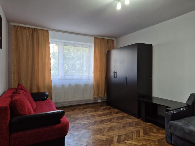 Garsonieră decomandată în Central