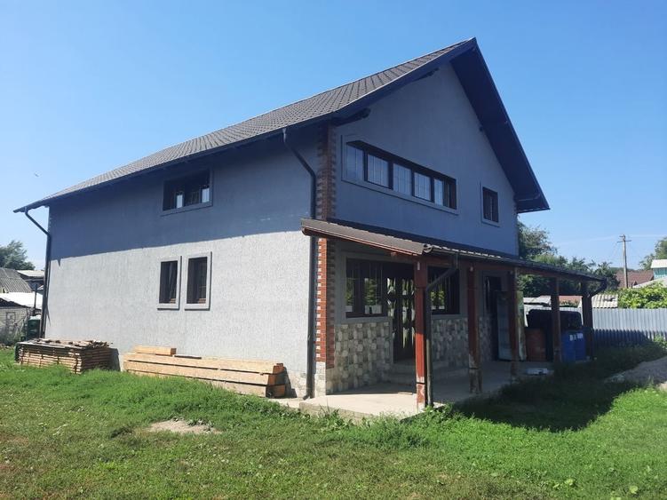 Casă individuală cu 6 camere cu Teren 4800 Mp în Roznov