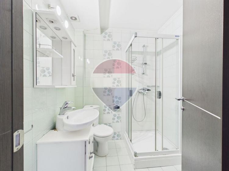 Apartament cu 6 camere decomandat în Sisești