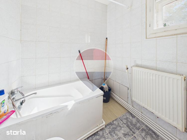 Casă cu 6 camere cu Teren 2208.64 Mp în Central