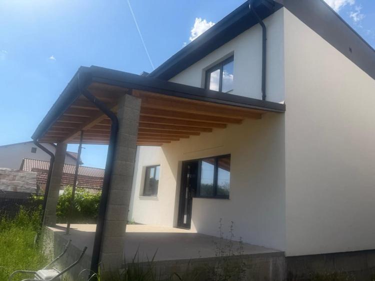 Casă cu 4 camere cu Teren 500 Mp în Central