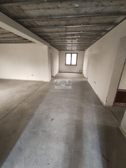 Casă individuală cu 8 camere cu Canalizare în Vest