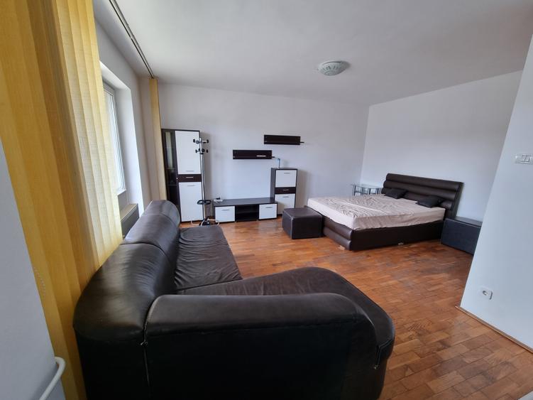 Garsoniera Unirii Bulevard,cu centrala proprie, bloc mixt an 2005 - 2