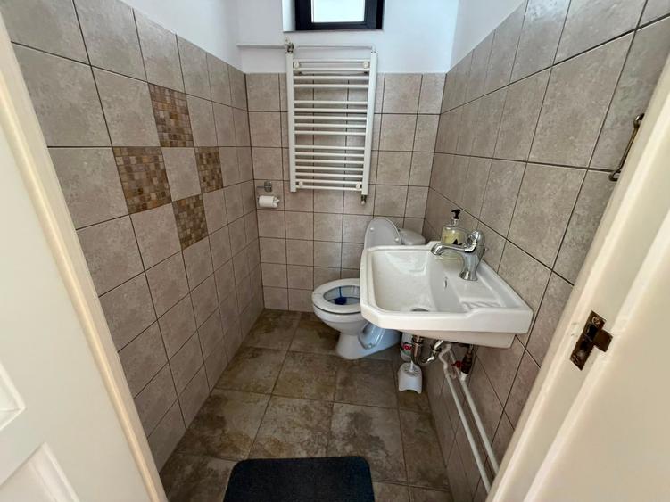 Apartament cu 4 camere semidecomandat în Universitate