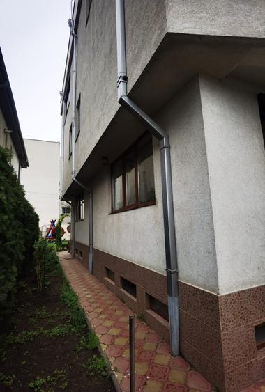 Casă individuală cu 10 camere cu Teren 360 Mp în Central
