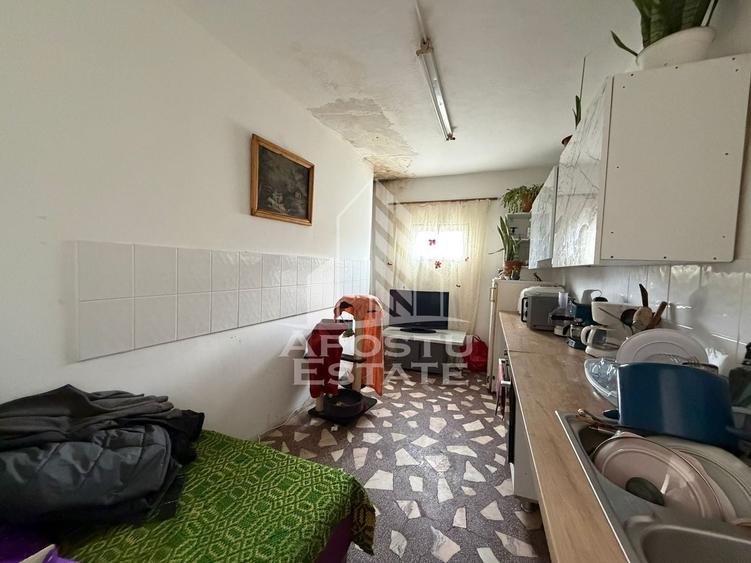 Casă individuală cu 12 camere cu Canalizare în Girocului