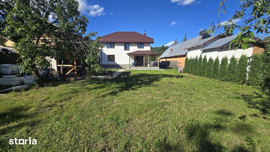 Casă cu 5 camere cu Teren 1270 Mp în Izvoarele