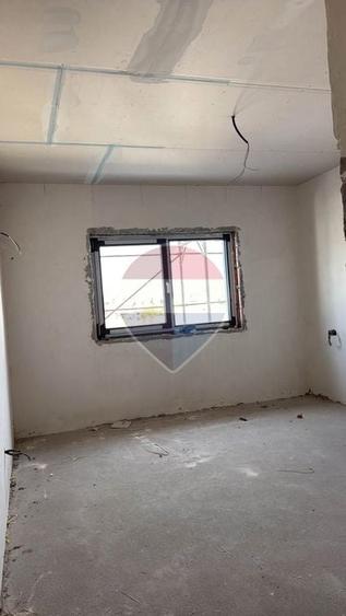 Casă individuală cu 5 camere cu Teren 500 Mp în Central