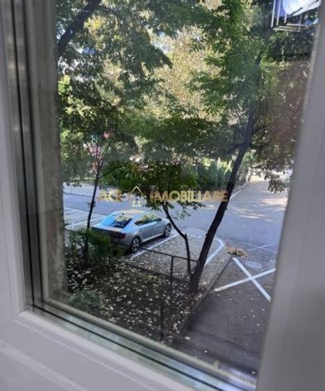 Apartament cu 3 camere semidecomandat, mobilat în Berceni