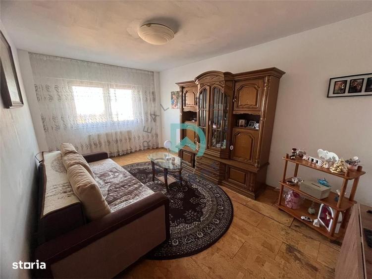 Apartament cu 3 camere decomandat în Astra