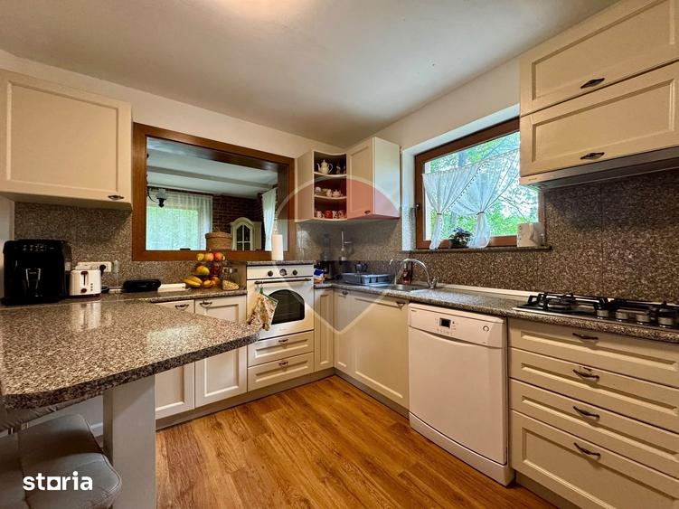 Casă cu 5 camere cu Teren 1112 Mp în Central