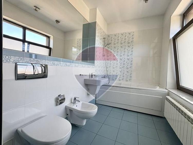 Casă individuală cu 6 camere cu Teren 1010 Mp în Noua