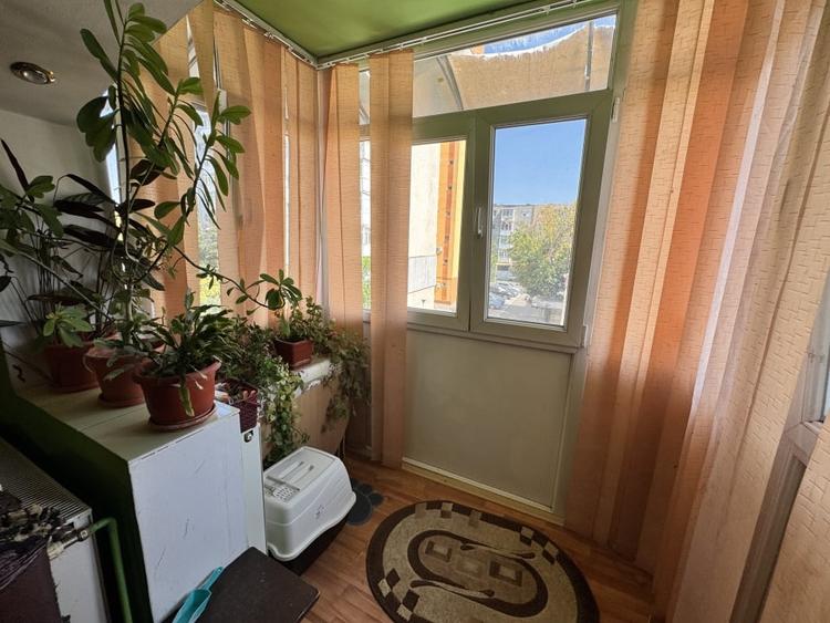 Apartament cu 3 camere semidecomandat, mobilat în Craiovița Nouă