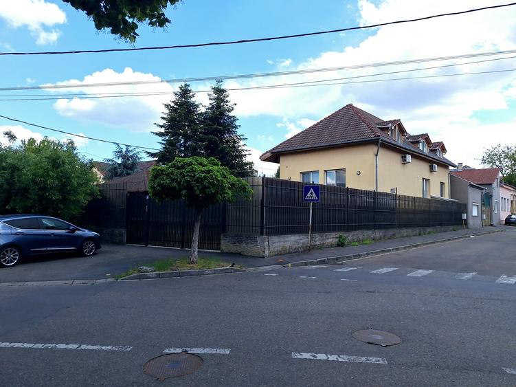 Casă cu 5 camere cu Canalizare în Central