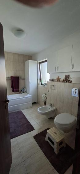 Casă cu 5 camere cu Canalizare în Dumbrăvița